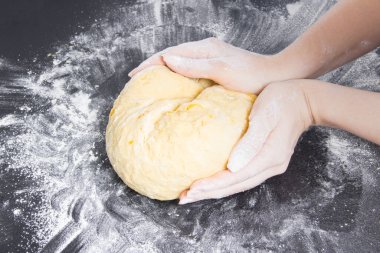 Kadın, siyah mutfakta ev yapımı fırın için para kazanıyor..