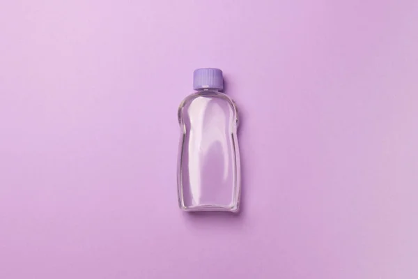 Botella Cosmética Púrpura Con Líquido Acostado Sobre Fondo Púrpura —  Fotos de Stock