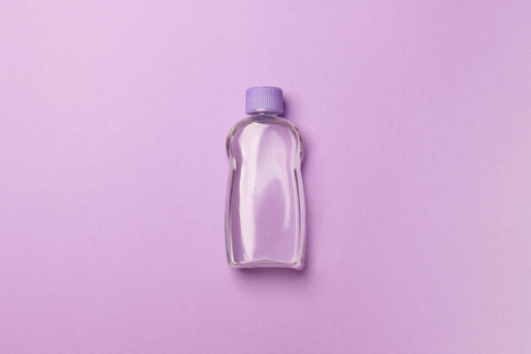 фиолетовая косметическая бутылка с жидкостью на фиолетовом фоне
.