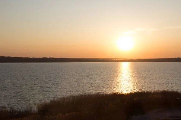 Solnedgång Över Floden Landskapsbild Kvällen Från Fönstret — Stockfoto