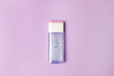 Mor renkli kağıtta sağlık hizmeti için tonik içeren şişe..