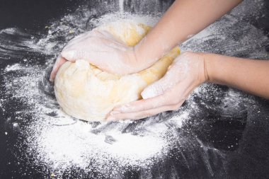 Kadın siyah masada ev yapımı ekmek için para kazanıyor..