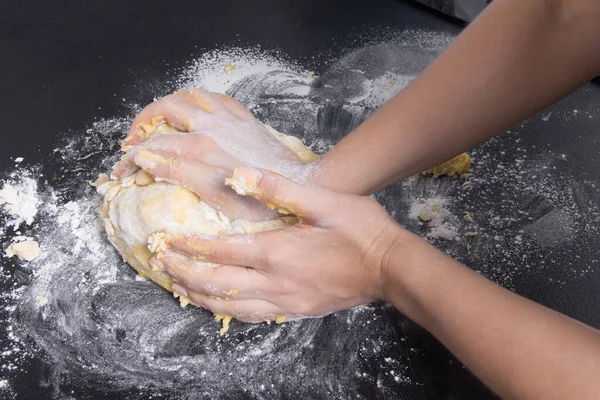 Mulher Fazer Massa Para Pão Massa Farinha Fresca Cozinha Preta — Fotografia de Stock