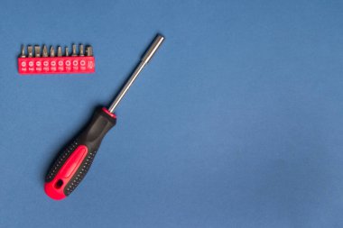 Mavi arkaplan üzerinde nozülleri olan tornavida, kopyalama alanı ile.