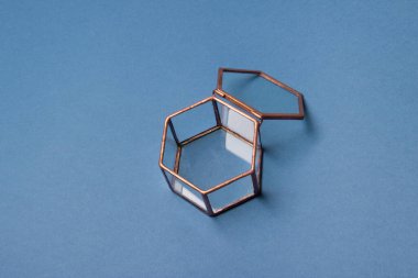 Mavi arka planda cam mücevher kutusu, yakın plan..