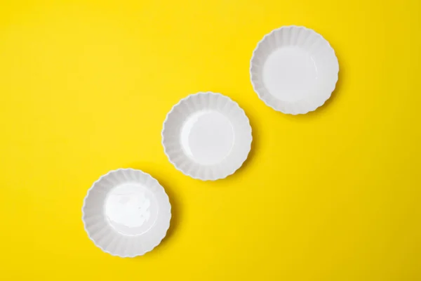 Trzy Puste Białe Płytki Żółtym Tle Kolorowy Papier — Zdjęcie stockowe
