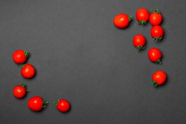 Kopya alanı olan siyah renkli kağıt arkaplanda domatesten çerçeve.