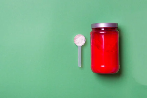 Medir Cuchara Banco Rojo Con Polvo Sobre Fondo Papel Color —  Fotos de Stock