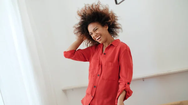 Retrato Feliz Joven Afro Americana Alegre Casa — Foto de Stock