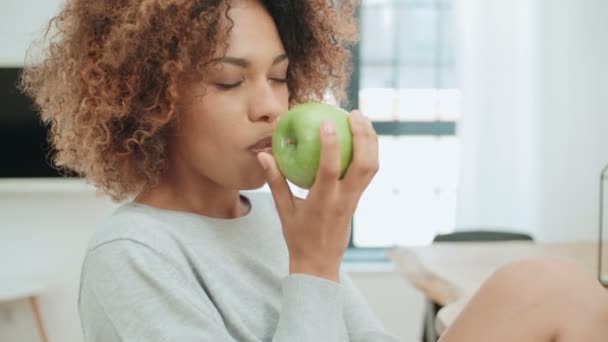 Ung Kvinna Sitter Med Gröna Äpplen Hemma Och Ler Mot — Stockvideo