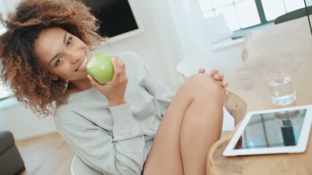 Jeune Femme Assise Avec Pomme Verte Maison Souriant Caméra — Video