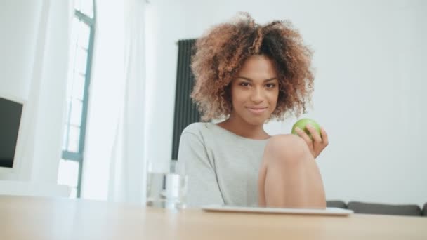 Νεαρή Γυναίκα Κάθεται Πράσινο Μήλο Στο Σπίτι Και Χαμογελά Στη — Αρχείο Βίντεο