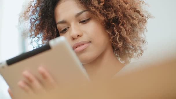 Sorrindo Mulher Afro Americana Feliz Usando Tablet Casa — Vídeo de Stock