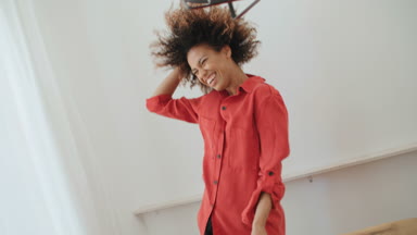 Mutlu neşeli genç afro Amerikalı kadın evde portresi.