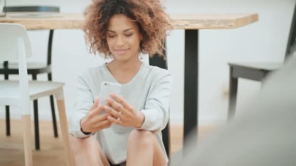 Piękna Młoda Afro American Kobieta Domu Przy Użyciu Telefonu Komórkowego — Wideo stockowe