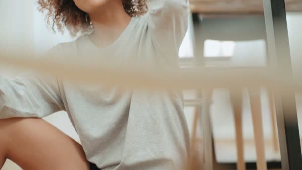 Hermosa Mujer Afroamericana Joven Usando Teléfono Móvil Casa Atractiva Joven — Vídeo de stock