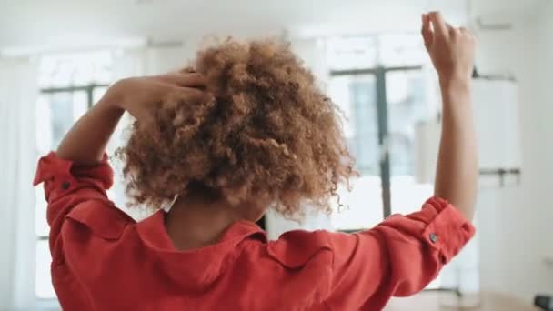 Retrato Alegre Jovem Afro Americana Feliz Casa — Vídeo de Stock