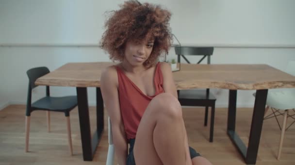 Portrait Jeune Femme Afro Américaine Regardant Caméra Souriant — Video