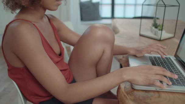 Αφρο Αμερικανικό Γυναίκα Χρησιμοποιώντας Φορητό Υπολογιστή Ενώ Κάθεται Στο Τραπέζι — Αρχείο Βίντεο