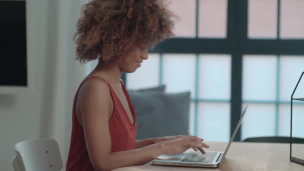 Jovem Afro Americana Usando Computador Portátil Enquanto Senta Mesa — Vídeo de Stock