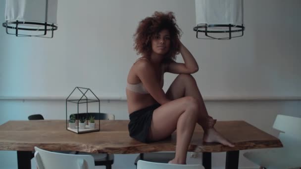 Evde Çamaşırı Poz Içinde Güzel Neşeli Afro Amerikalı Kadın — Stok video