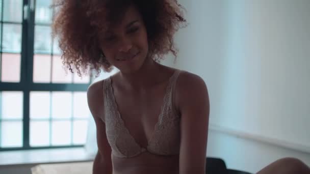 Belle Femme Afro Américaine Gaie Lingerie Posant Maison — Video