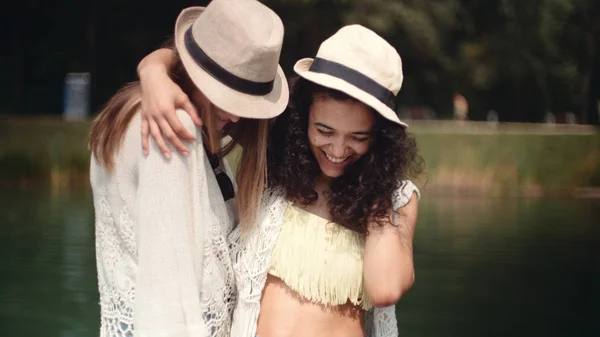 Dos Chicas Alegres Pasando Tiempo Junto Lago Dos Jóvenes Sonrientes — Foto de Stock