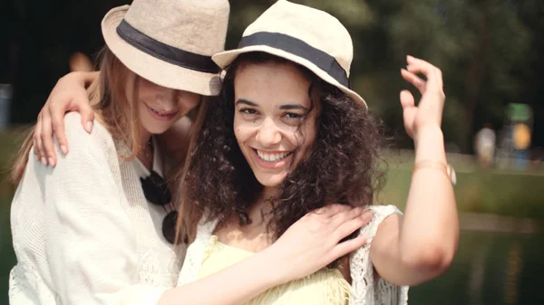 Dos Chicas Alegres Pasando Tiempo Junto Lago Dos Jóvenes Sonrientes —  Fotos de Stock