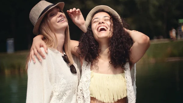 Dos Chicas Alegres Pasando Tiempo Junto Lago Dos Jóvenes Sonrientes —  Fotos de Stock