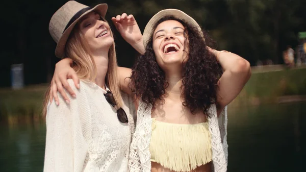 Due Ragazze Allegre Che Passano Del Tempo Vicino Lago Due — Foto Stock