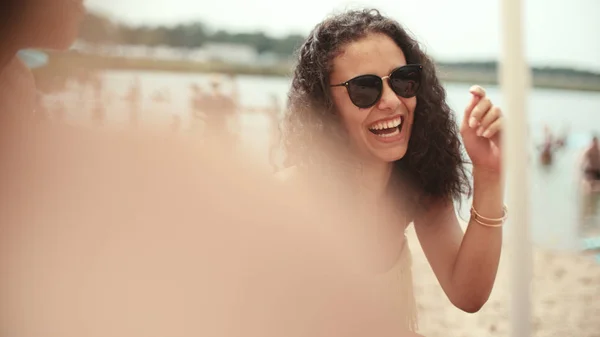 Portret Młodej Kobiety Bikini Siedząc Przyjaciółmi Plaży Uśmiechając Się — Zdjęcie stockowe