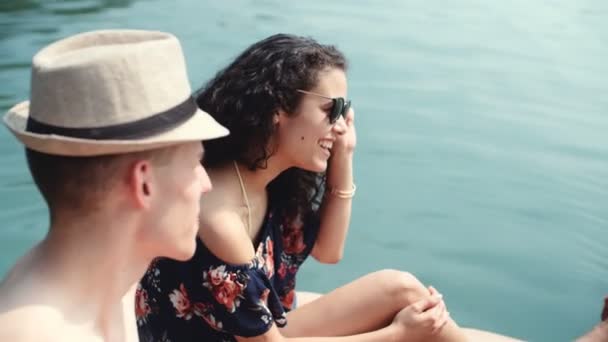 Neşeli Arkadaş Rahatlatıcı Bir Gölün Yanında Arkadaş Açık Havada Eğleniyor — Stok video