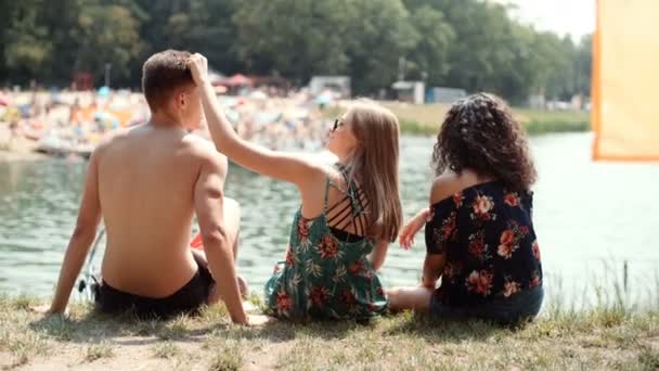 Três Amigos Divertirem Livre Jovens Desfrutando Dia Lago Vista Traseira — Vídeo de Stock