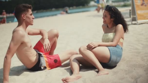 Kaukasische Meisje Jongen Zittend Een Zand Zomer Liefde — Stockvideo