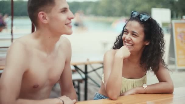 Pareja Hombre Mujer Saliendo Junto Lago Aire Libre Chica Joven — Vídeos de Stock