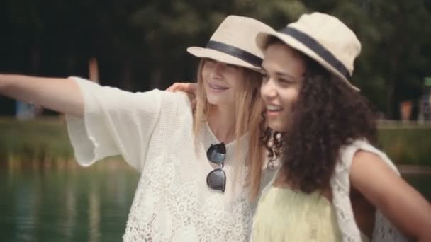 Dos Chicas Alegres Pasando Tiempo Junto Lago Dos Jóvenes Sonrientes — Vídeo de stock