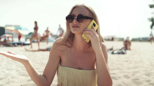 Mujer Bonita Bikini Hablando Por Teléfono Playa —  Fotos de Stock