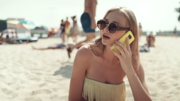 Vacker Kvinna Bikini Prata Telefon Stranden — Stockvideo