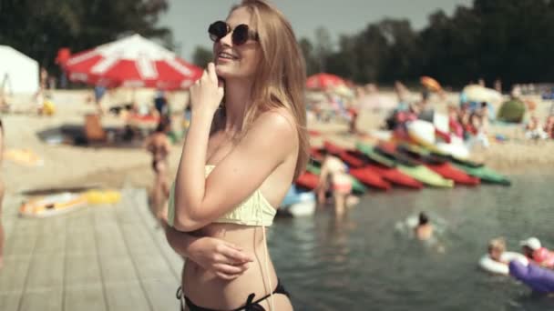 Hermosa Mujer Bikini Muelle Madera Disfrutando Del Tiempo Junto Lago — Vídeos de Stock