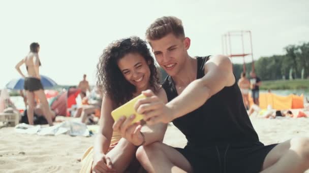 美丽的年轻欢快的夫妇做自拍在海滩上 — 图库视频影像