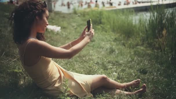 Jovem Bela Mulher Tomando Selfie Telefone Enquanto Sentado Grama — Vídeo de Stock