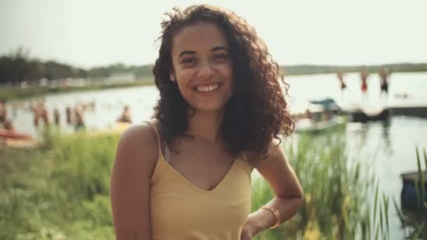 Retrato Mujer Joven Lado Del Lago Sonriendo — Vídeo de stock