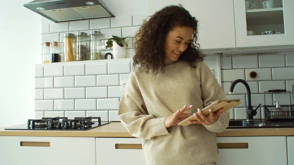 Mujer Bastante Joven Usando Tableta Digital Acogedora Cocina —  Fotos de Stock
