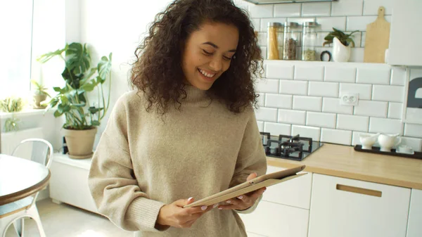 Mujer Bonita Que Relaja Sofá Usando Portátil Casa Sala Estar —  Fotos de Stock