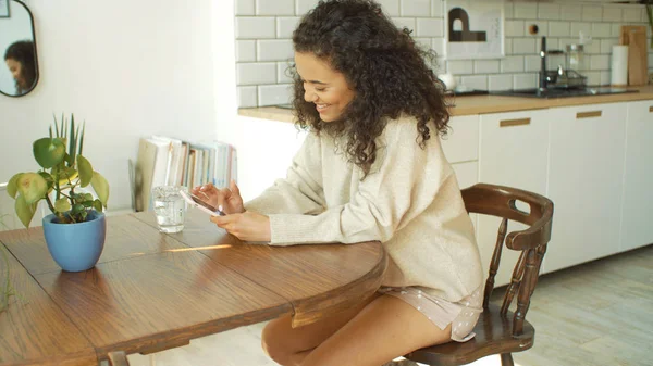 Mujer Joven Usando Teléfono Móvil Cocina —  Fotos de Stock