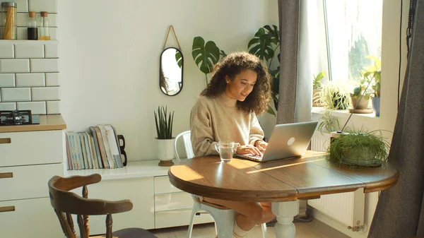 Encantadora Joven Escribiendo Ordenador Portátil Una Cocina —  Fotos de Stock