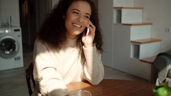 Mujer Joven Usando Teléfono Móvil Cocina —  Fotos de Stock