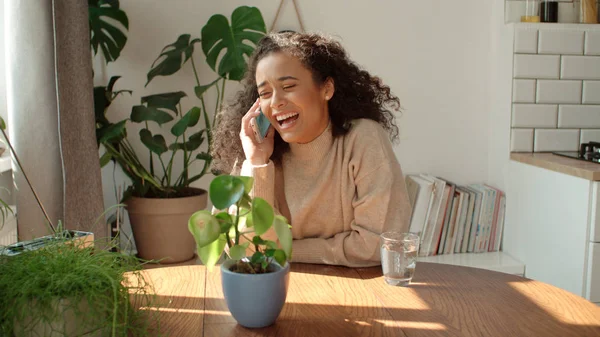 Mladá Žena Pomocí Mobilního Telefonu Kuchyni — Stock fotografie