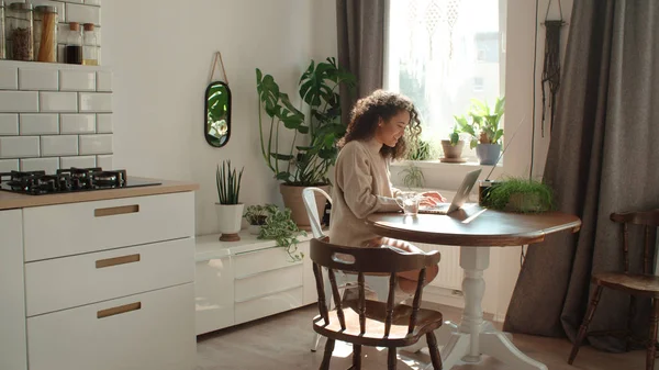 Encantadora Joven Escribiendo Ordenador Portátil Una Cocina —  Fotos de Stock