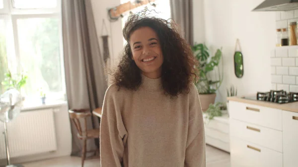 Retrato Una Hermosa Joven Sonriendo Cámara Una Cocina — Foto de Stock